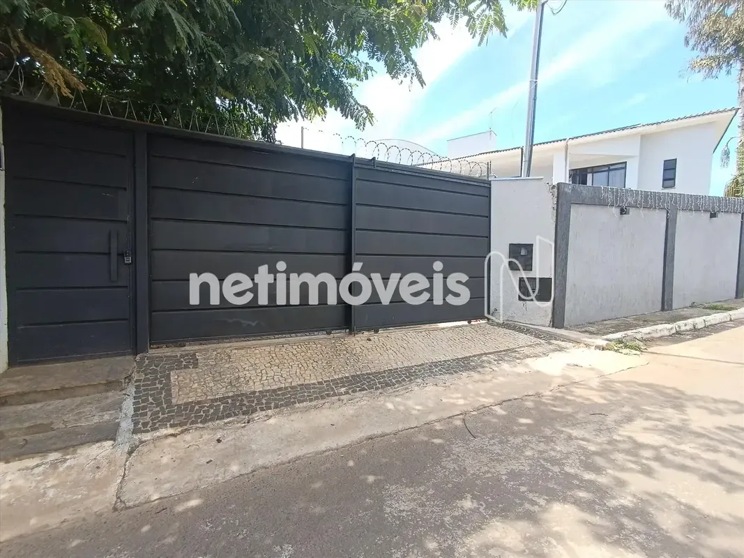 Composta por ; TÉRREO - São 3 quartos sendo 1 suíte, piso flutuante nos quartos;...