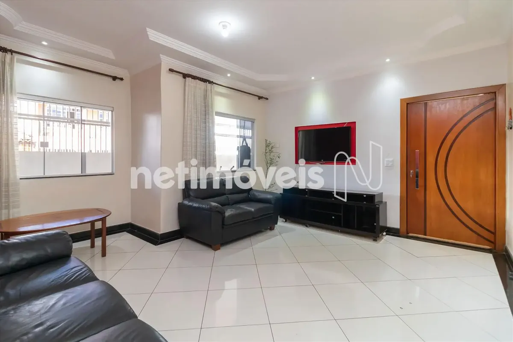 Casa ampla - Candangolândia Localização:Localização privilegiada, próximo ao sup...