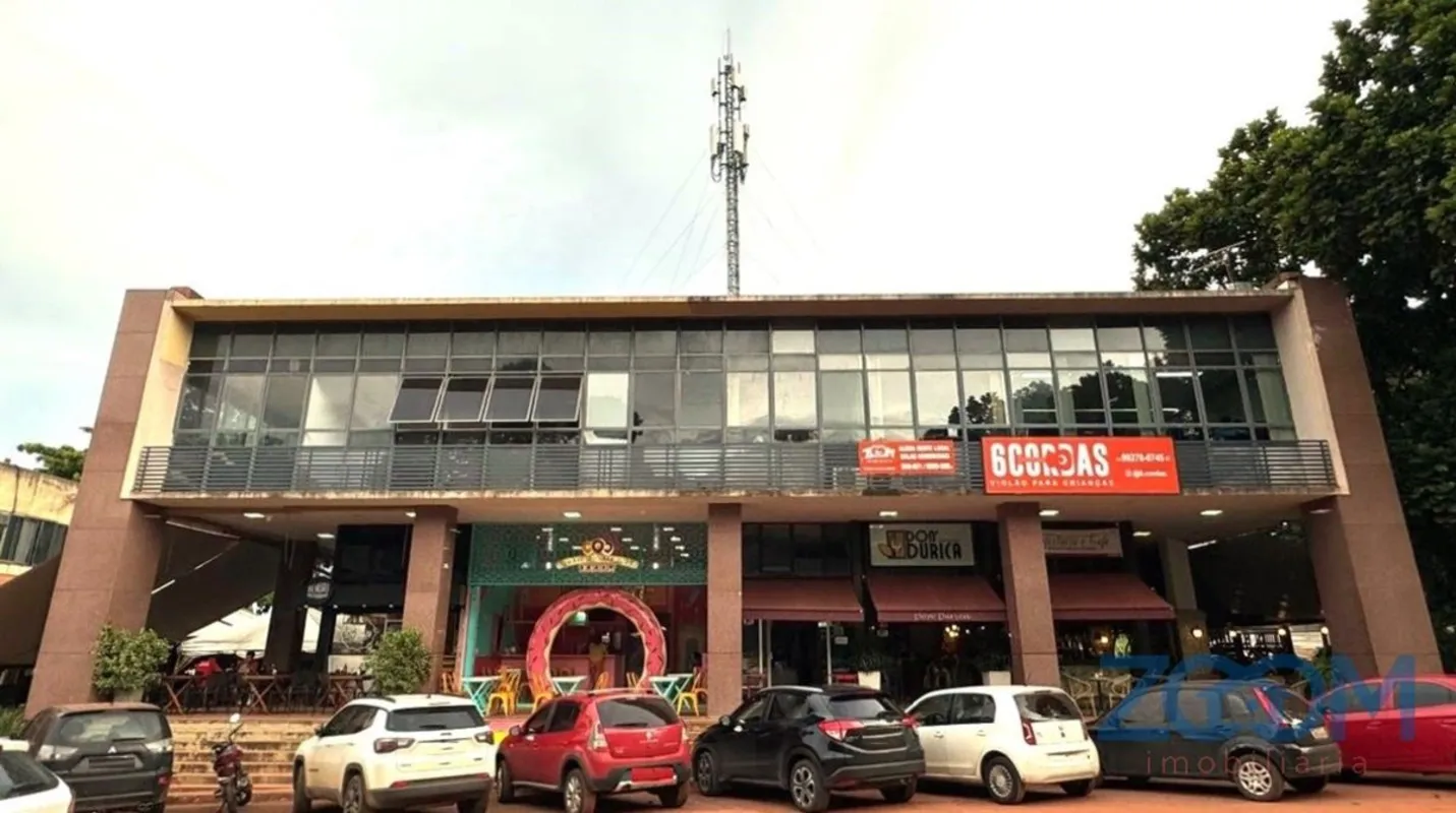 Conjunto comercial todo reformado, com escada de acesso em granito novo, circuit...