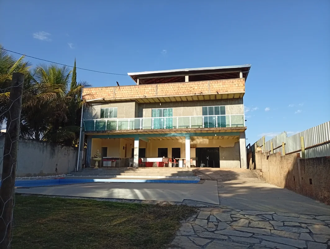 Casa e processo de acabamento, excelente estrutura, potencial contemporânea, ter...