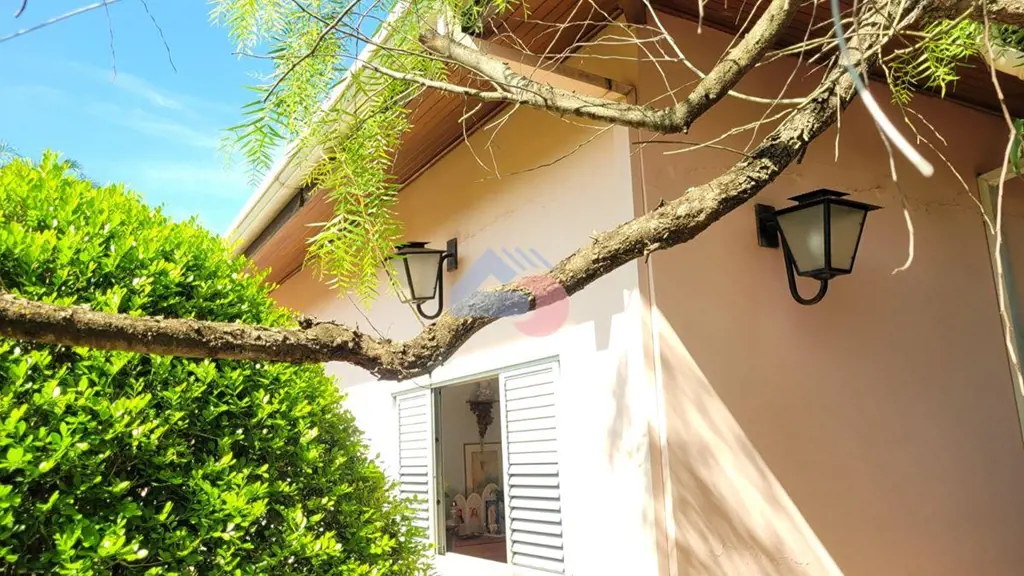 CASA TÉRREA EM BOM ESTADO DE CONSERVAÇÃO COM FACHADA VOLTADA PARA O SOL NASCENTE...