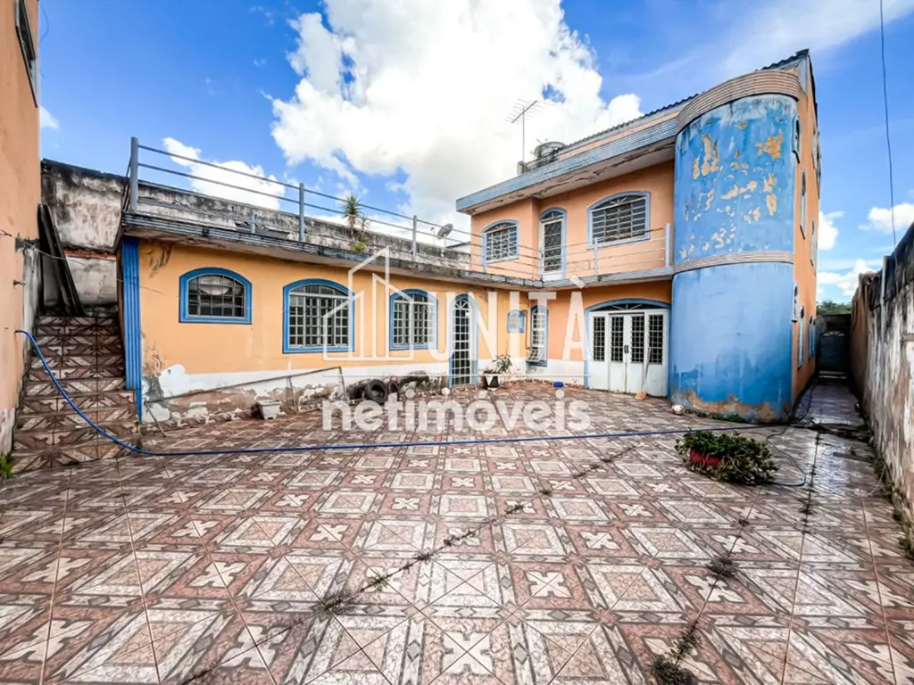 A Unità Netimóveis apresenta este belo e espaçoso sobrado em Taguatinga.Lote 360...