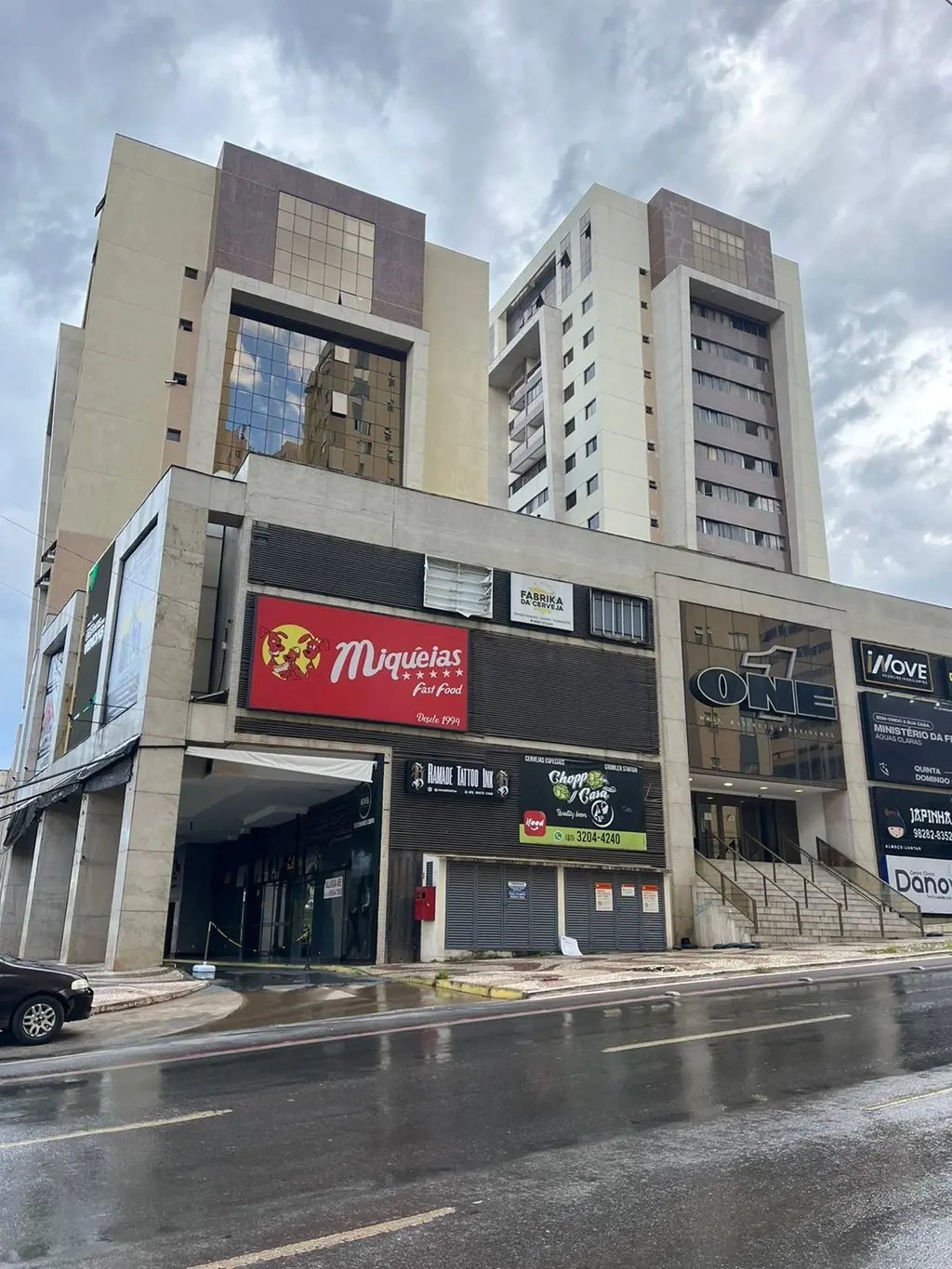 Vendo sala decorada no Ed. One Mall Business Residence, no quarto andar, em Agua...