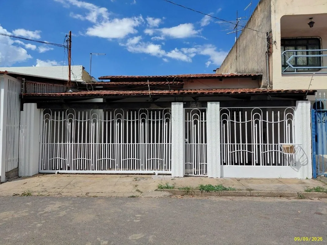 Realiza Imóveis apresenta: Excelente casa com ótima localização, ideal para quem...
