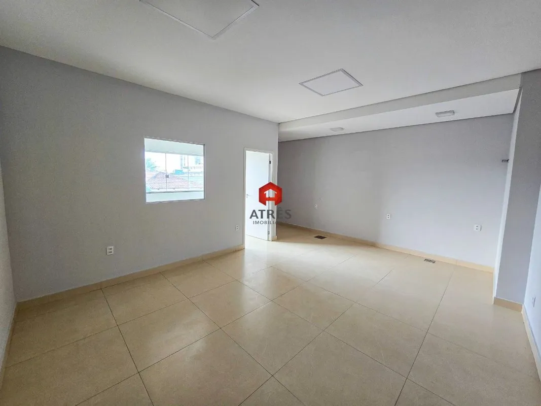 Sala comercial com aproximadamente 40m² composta de ampla sala principal, escrit...