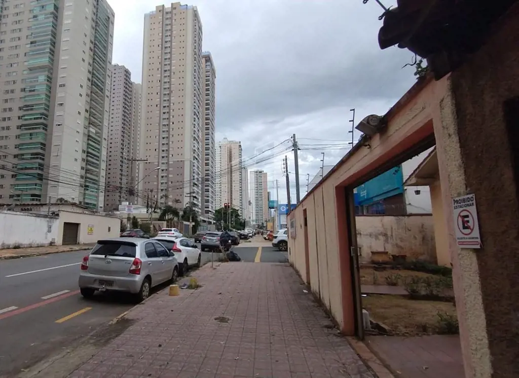 Com um terreno de 455M² e área útil de 277M², este imóvel oferece todo o espaço ...