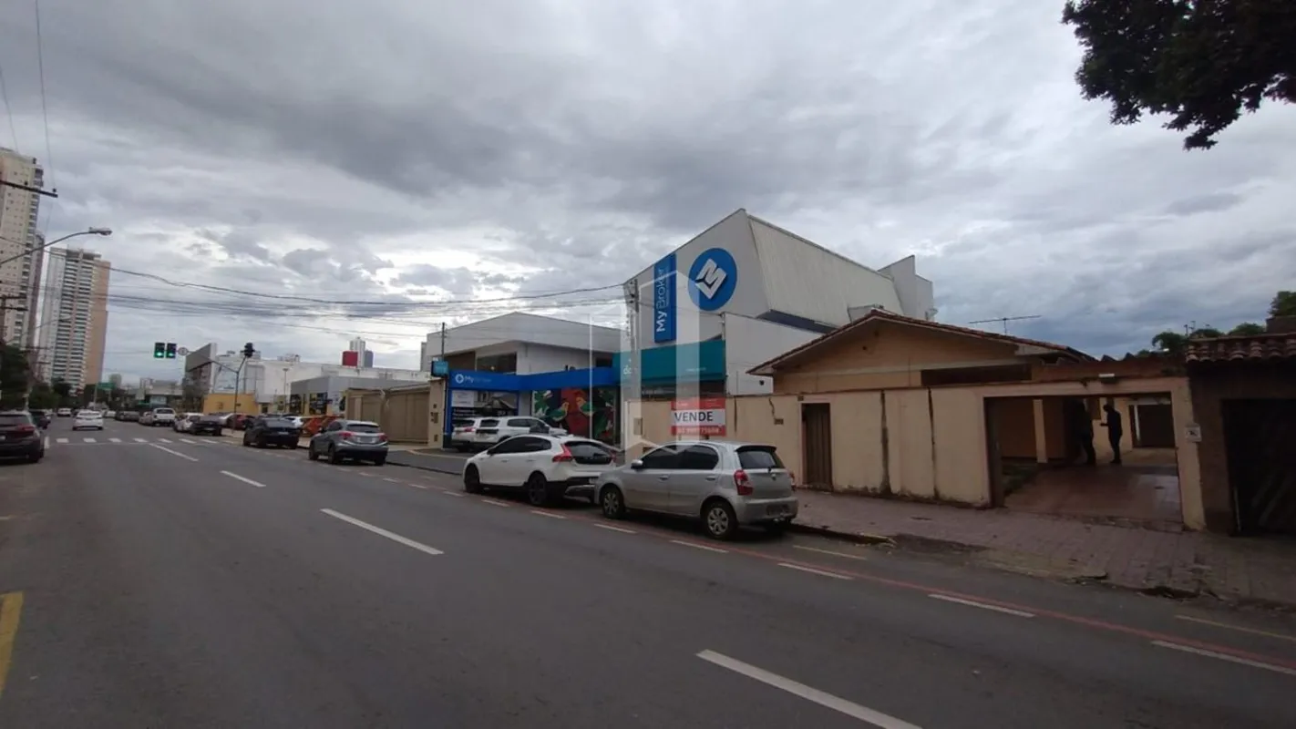 Com um terreno de 455M² e área útil de 277M², este imóvel oferece todo o espaço ...