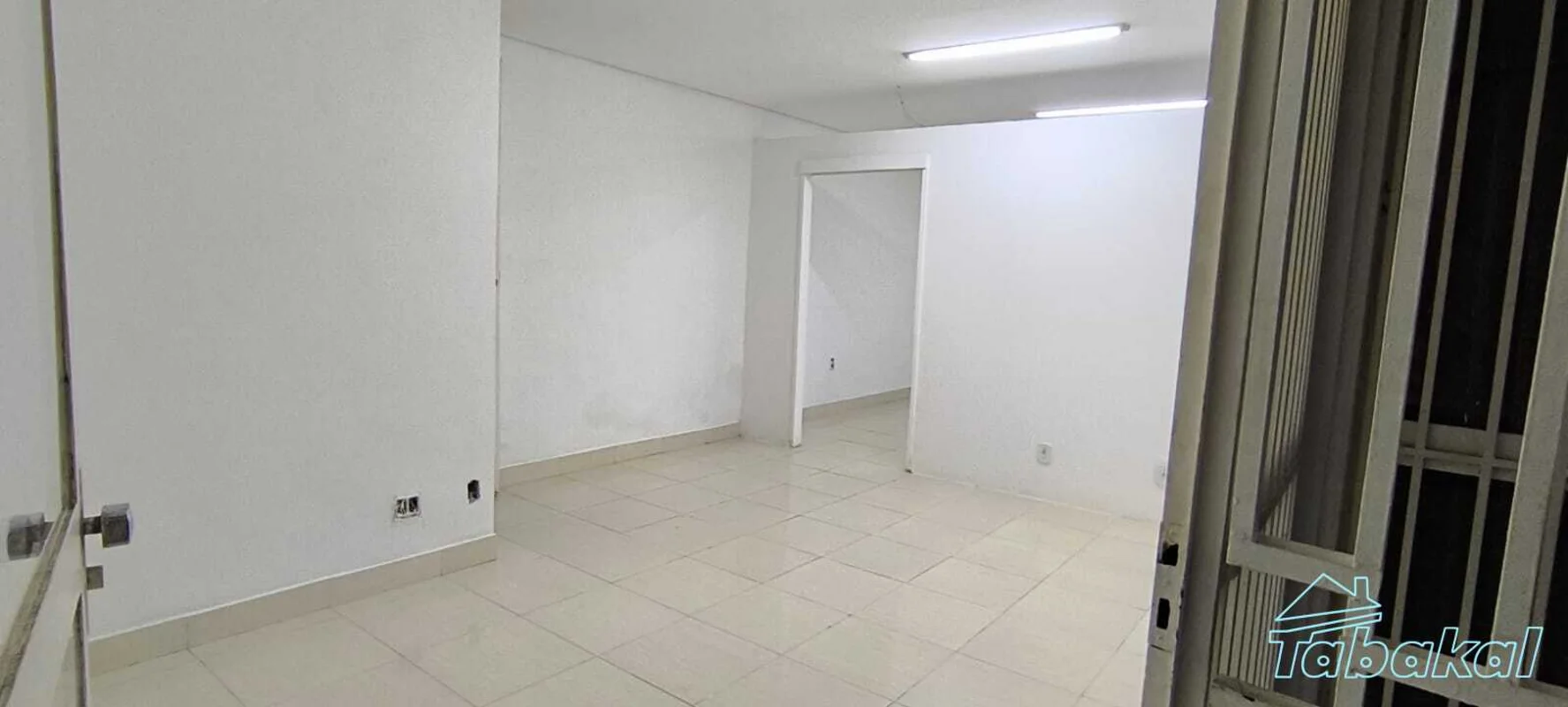 Loja vão livre com divisória e banheiro, ótima localização.Valor da Locação R$86...