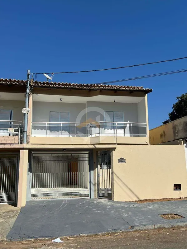 Sobrado no Jardim América, 3 quartos 1 suíte, 2 vagas de garagem sendo uma cober...
