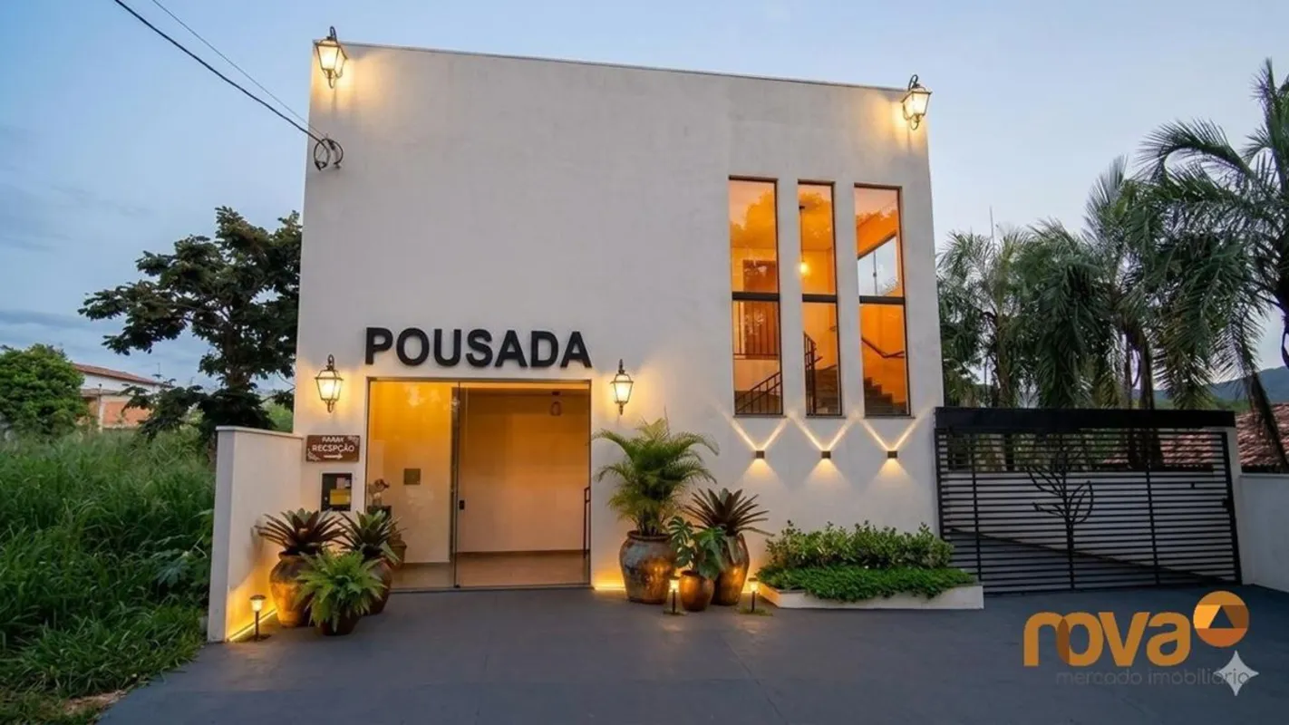 Pousada em Pirenópolis com 14 suítes sendo uma PNE, todas voltadas para o nascen...
