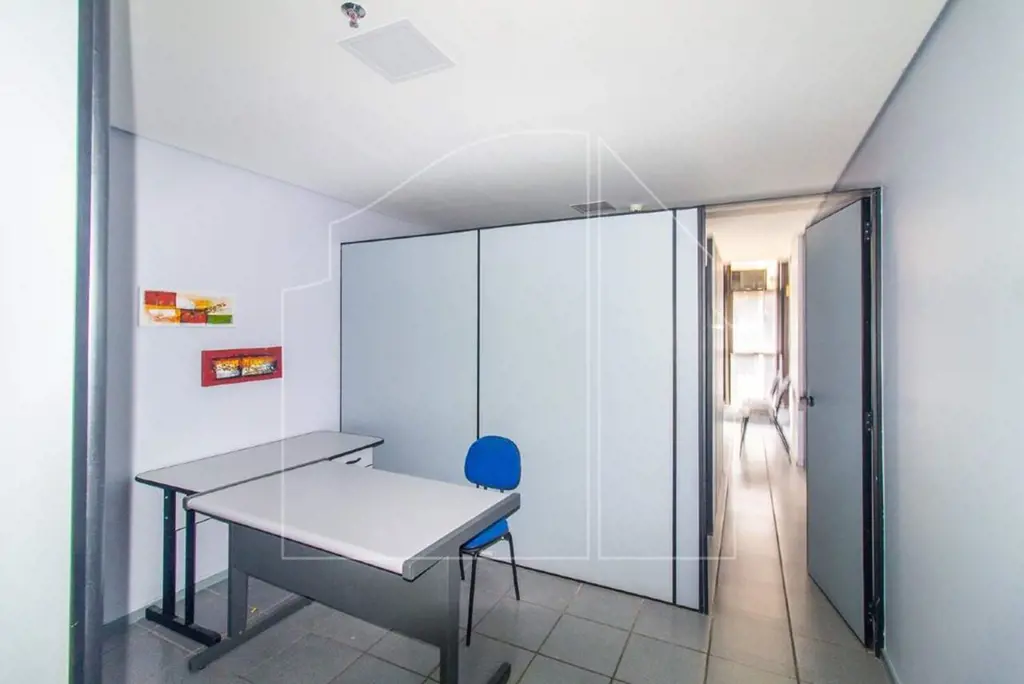DALL'OCA IMÓVEIS VENDE:Sala comercial, dividida em 3 ambientes, mobiliada, local...