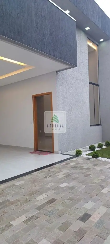 Casa com três quartos, sendo uma suíte com saída direto para o jardim, um quarto...