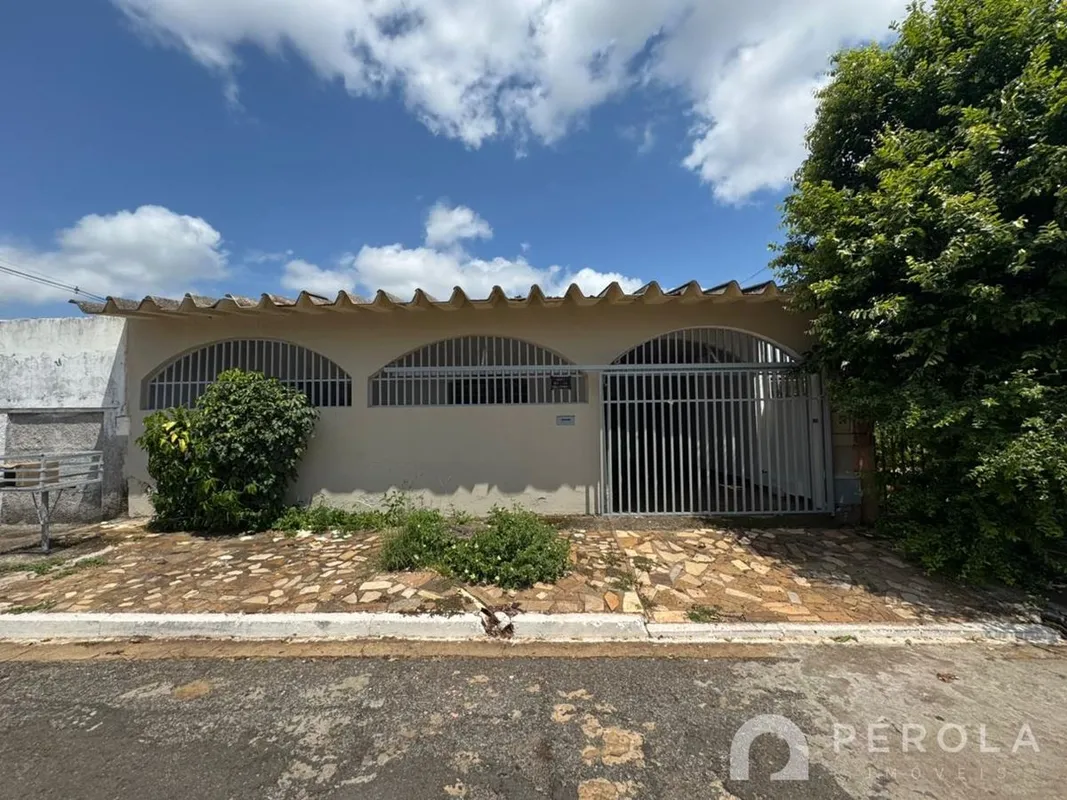 Casa com três quartos sendo um suíte, banheiro social, circulação, sala, cozinha...