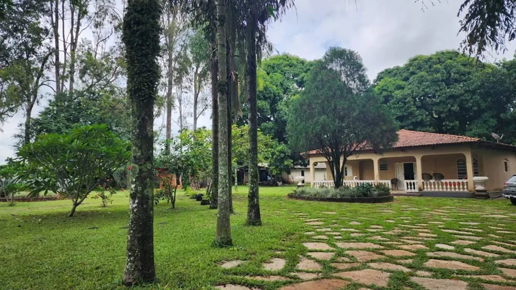 Linda chácara para lazer, moradia, descanso e eventos, toda cercada com muro, 10...