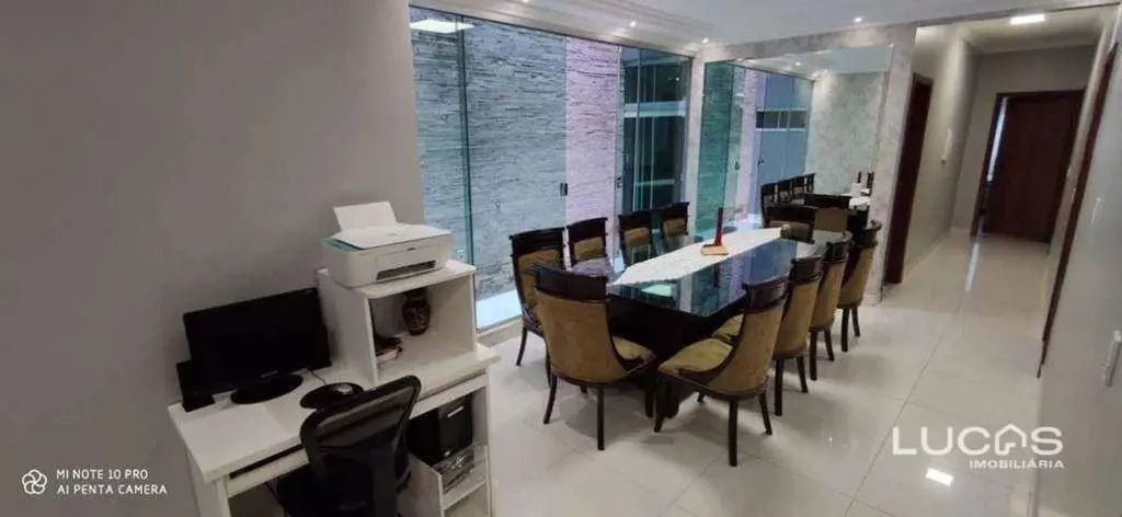 Sobrado com 4 quartos em lote de 310 m² QSA 13, Taguatinga SulValor de venda: R$...