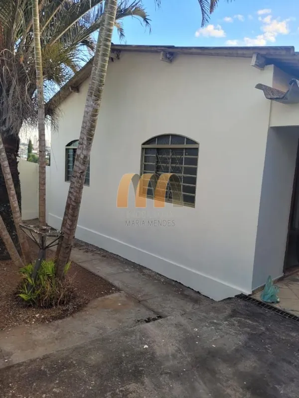  3 quartos; 2 salas;cozinha;garagem; casa toda na lajes 03/04/24