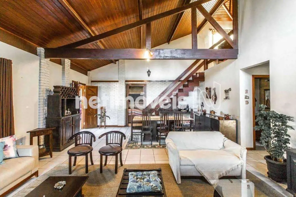 Vendo linda casa Estilo Colonial com mata nativa e córrego. Situada no Condomíni...