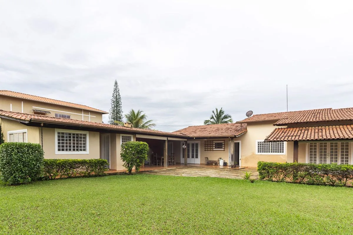 Amplie sua busca e descubra a casa dos sonhos localizada na prestigiada localida...