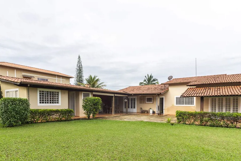 Amplie sua busca e descubra a casa dos sonhos localizada na prestigiada localida...