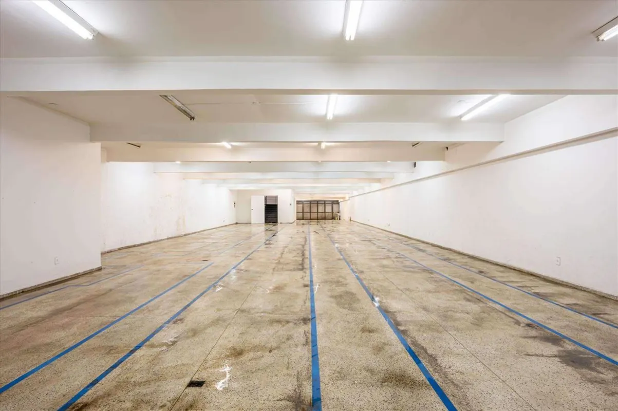 OPORTUNIDADE Prédio vazado com subsolo - Asa Sul na W3 1.600m²; Subsolo. térreo,...