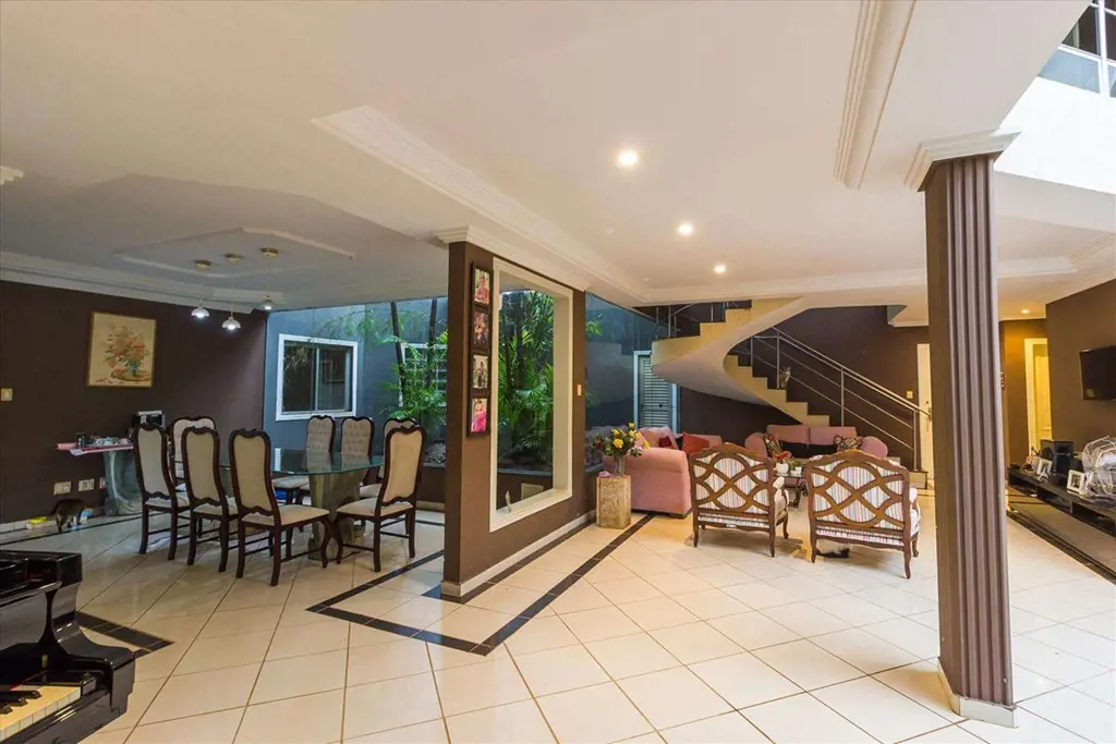 Excelente casa com 540m2 em condomínio fechado no Park Way:Localizada em uma das...