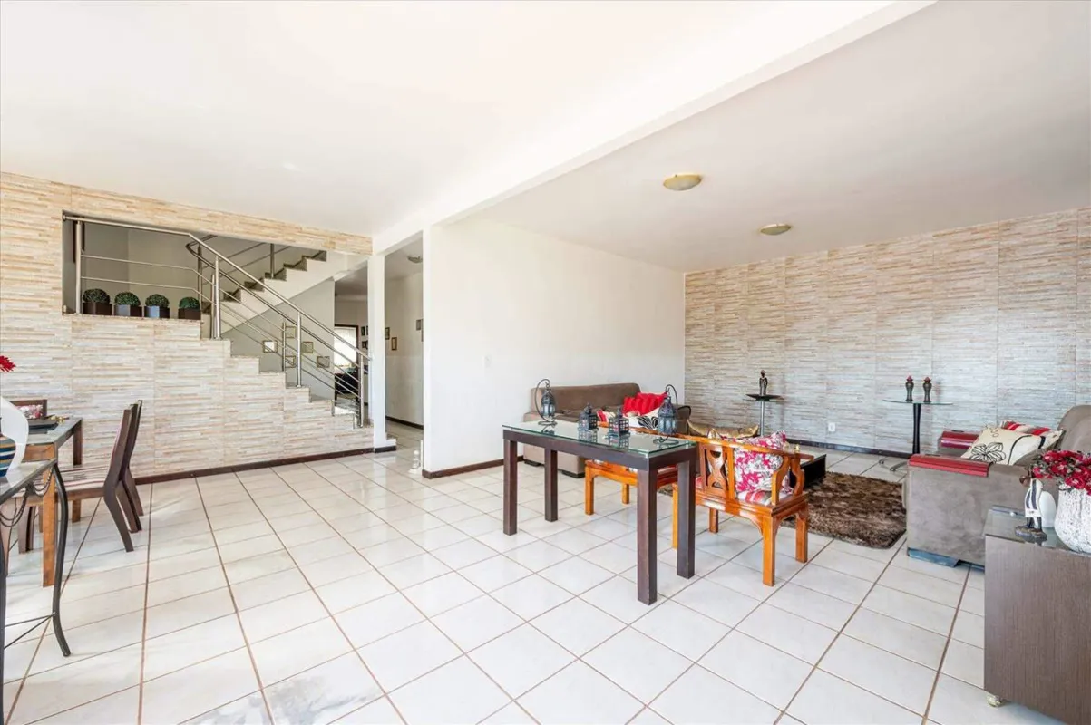 OPORTUNIDADE ÚNICA! Sobrado Espaçoso em Lote de 1000m2Aproveite essa rara chance...