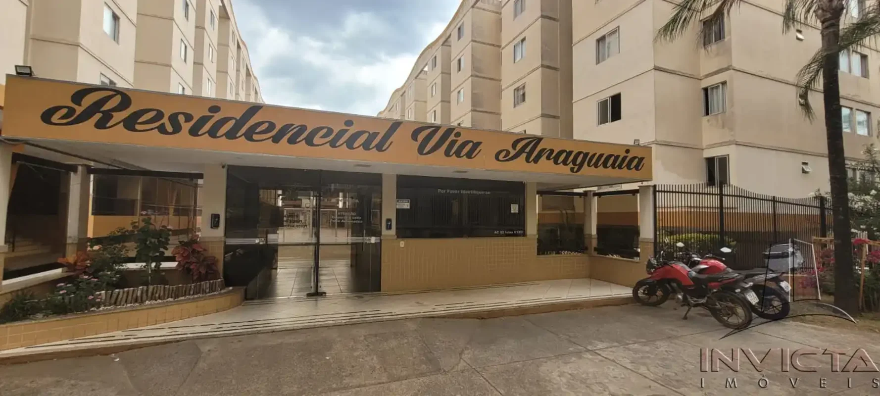 Apartamento com 02 quartos, sala, cozinha com armários , área de serviço, banhei...