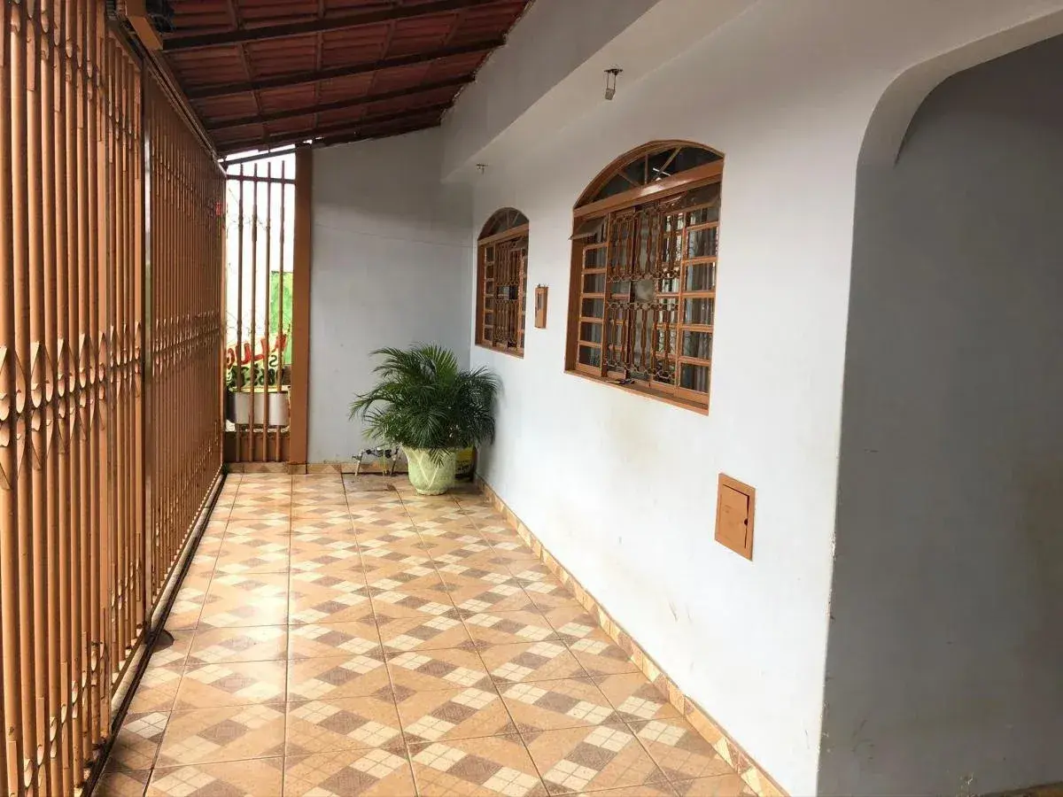 Ótima casa de 03 quartos, sala, cozinha, banheiro, forrada, mais Apartamento nos...
