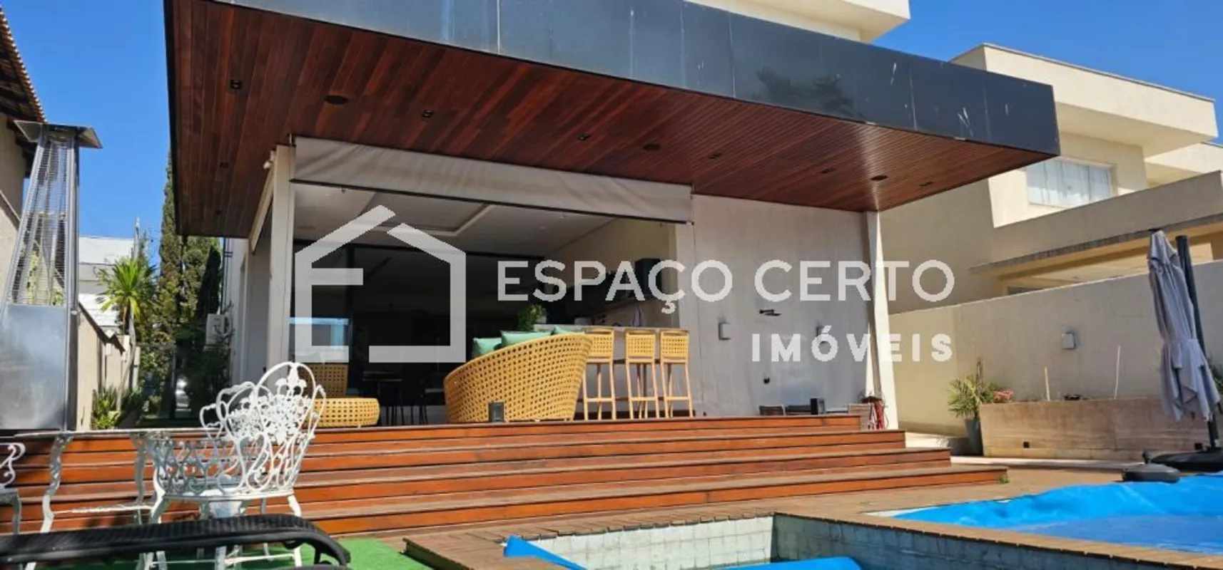 Excelente sobrado à venda no Condomínio Jardins Bolonha, em Senador Canedo, 04 s...