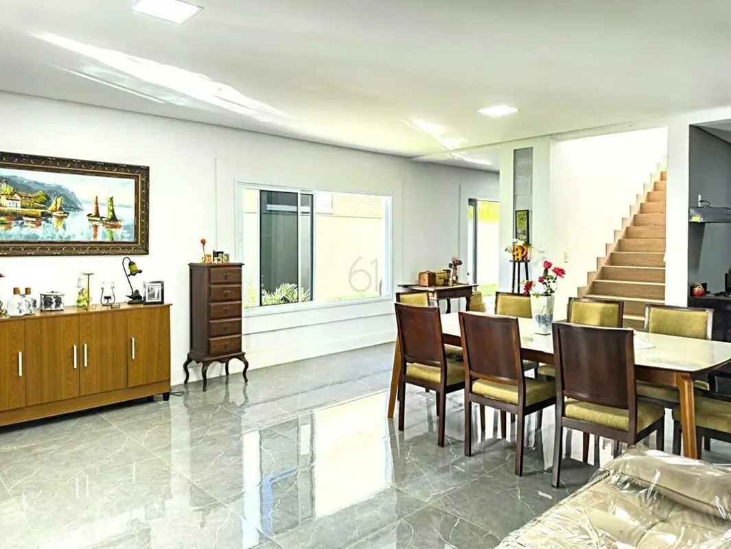 LINDA CASA DE ALTO PADRÃO, COM 2 AMPLAS SUÍTES E 3 AMPLAS SALAS, LOCALIZADA NO C...