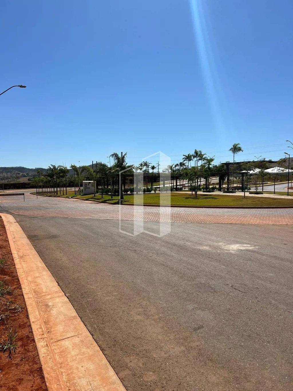 Excelente lote de esquina no Jardins Parma, 420,47m²  R$270.000,00 saldo devedor...