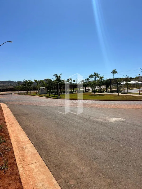 Excelente lote de esquina no Jardins Parma, 420,47m²  R$270.000,00 saldo devedor...