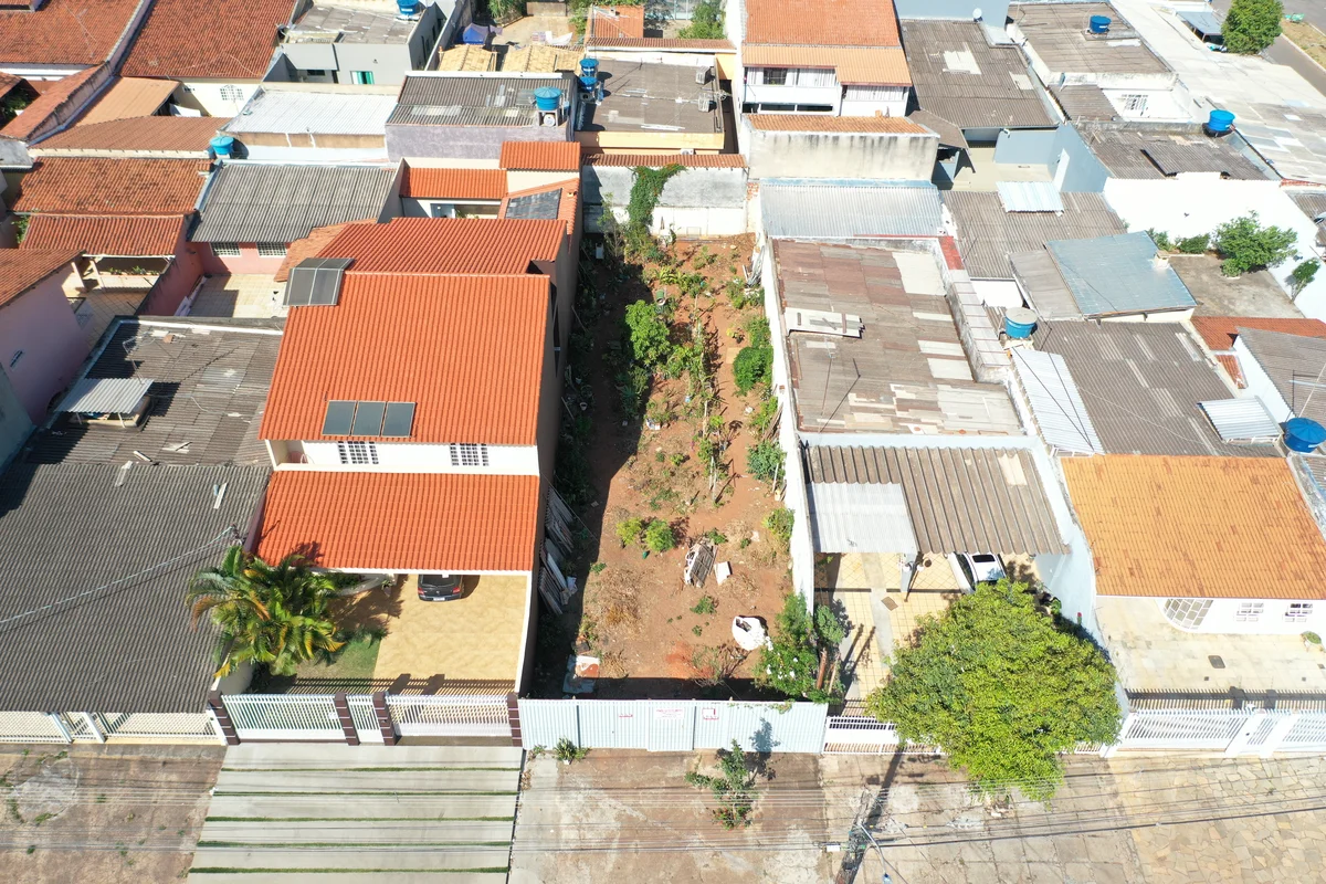 Lote sem construção, com 340m2. Possui portão em aço recentemente instalado.Prim...
