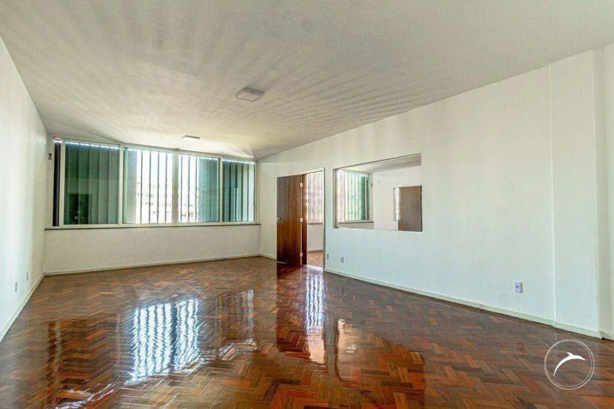 Disponível para locação, esta ampla sala comercial com aproximadamente 394,68 m²...
