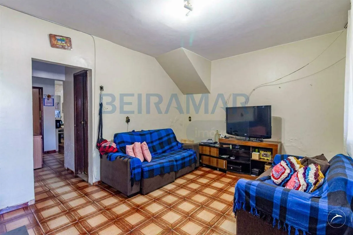 Imóvel composto por 3 moradias:Casa Principal- 3 Quartos, sendo uma suíte- Sala ...
