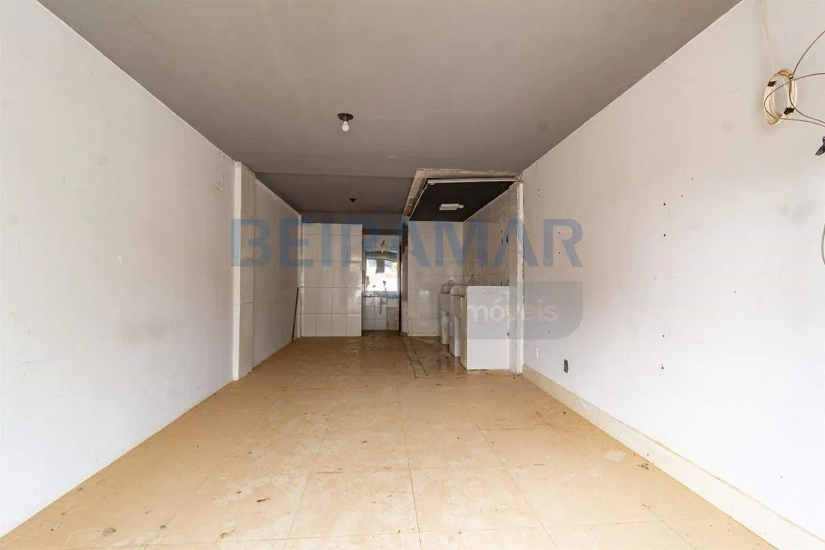 36,25m² de espaço, com piso em porcelanato, portas de aço e um banheiro.Localiza...