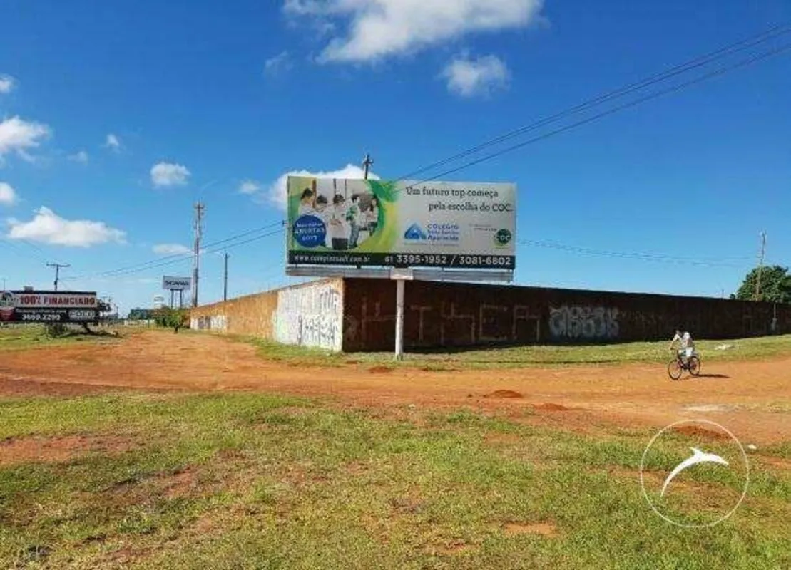 Localizado de frente para a BR 040, na entrada de Santa Maria, este amplo terren...