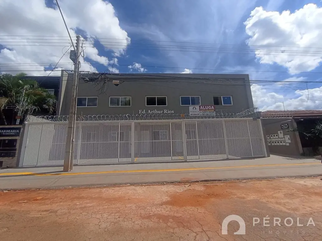 Kitnet com um quarto, banheiro social, cozinha conjugada com área de serviço. Co...