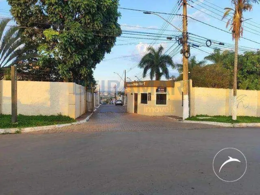 Se você procura um imóvel com amplo terreno e uma casa funcional, esta proprieda...