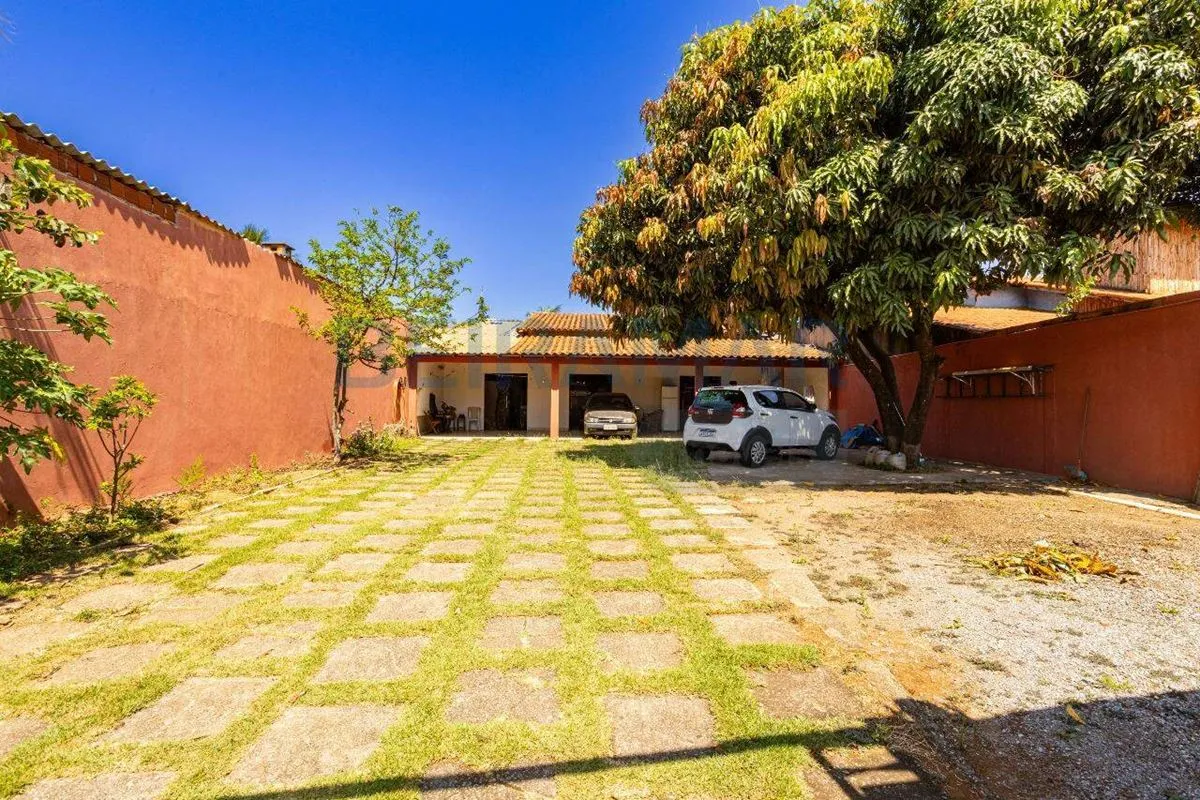 Excelente casa colonial na QSC 19, em Taguatinga Sul, com ambientes amplos, toda...