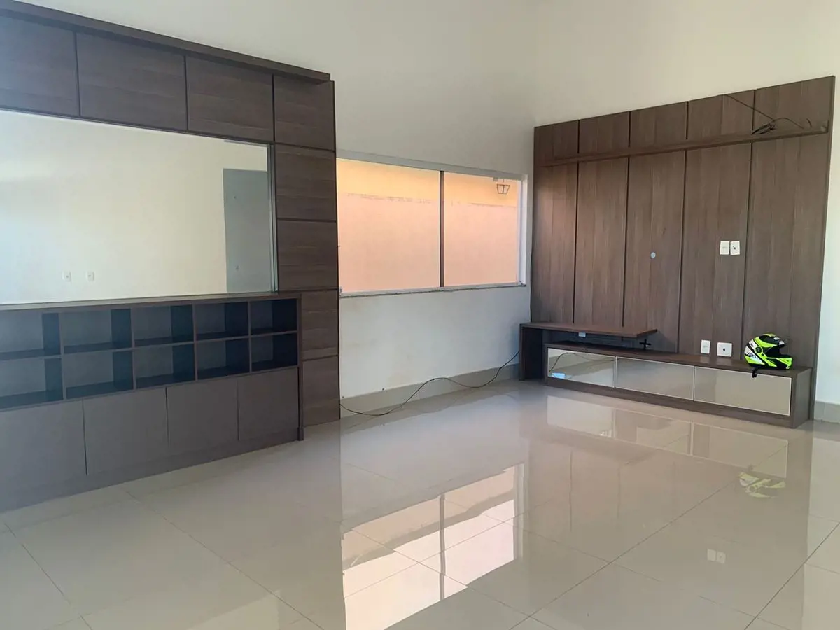 Casa com 03 suítes, (na suíte principal tem ar condicionado), todos os quartos c...