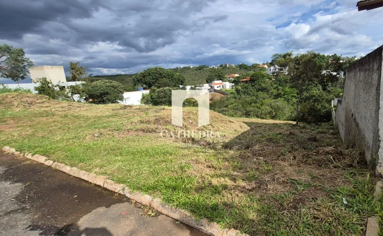 Procurando um terreno espaçoso em um condomínio repleto de opções de lazer? Este...