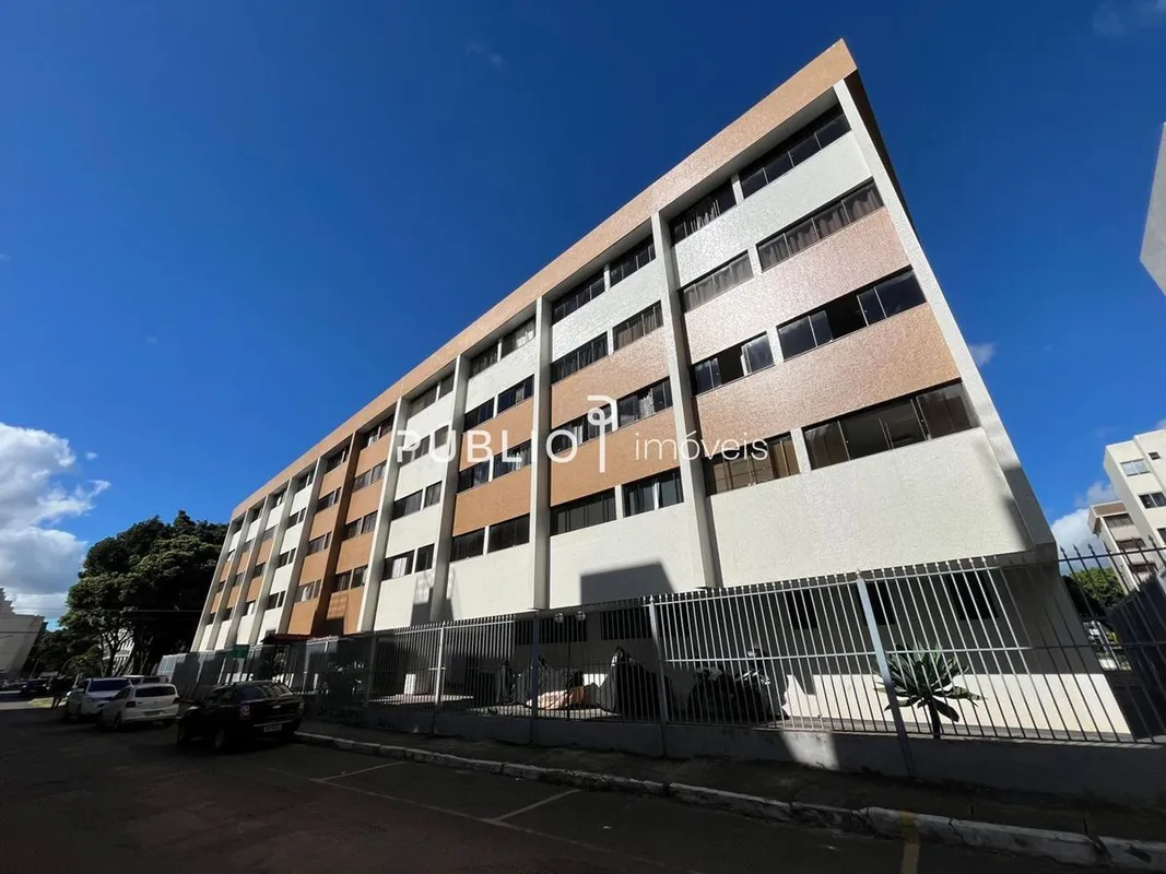 Localizado na SHCES 1409 Bloco C Apto 110, este apartamento de dois quartos ofer...