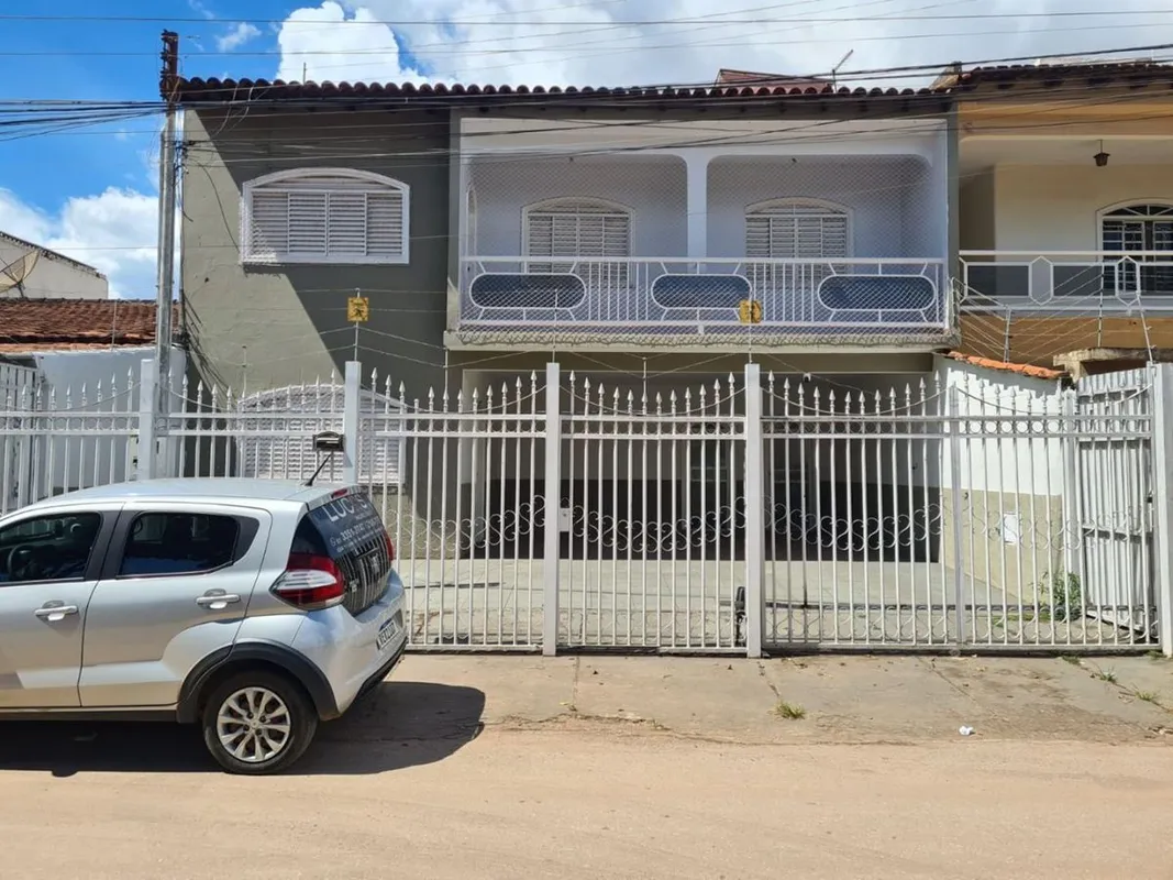CASA - QSF 16 - TAGUATINGA SUL Excelente sobrado composto por 05 quartos (sendo ...