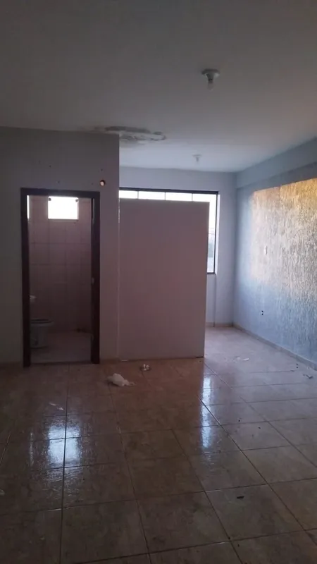 SALA COMERCIAL NO 2° ANDAR SITUADO NA QS 5 - AREAL Prédio situado em frente a Cl...