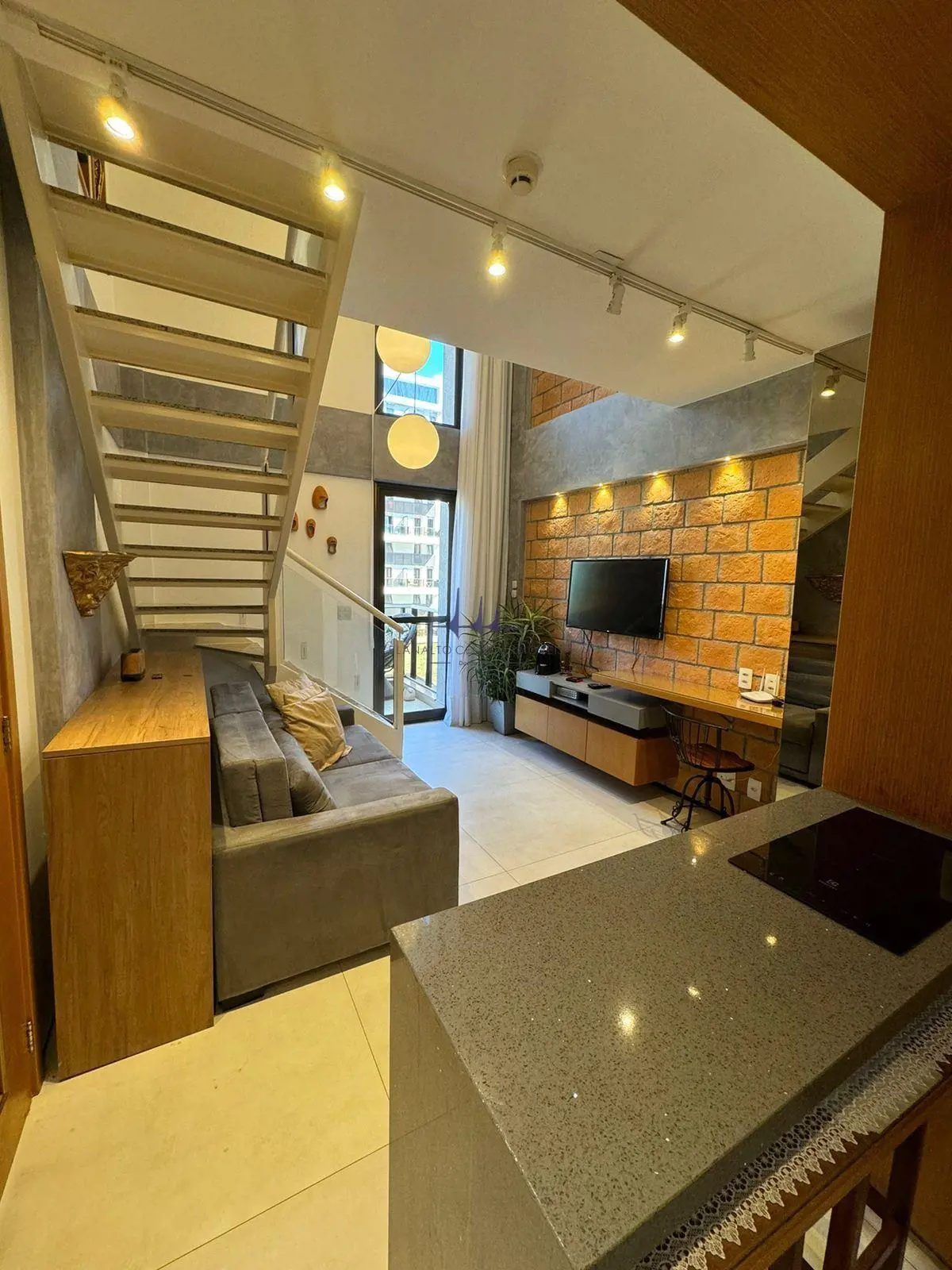 Planalto Central Imóveis aluga excelente apartamento tipo loft duplex, todo refo...