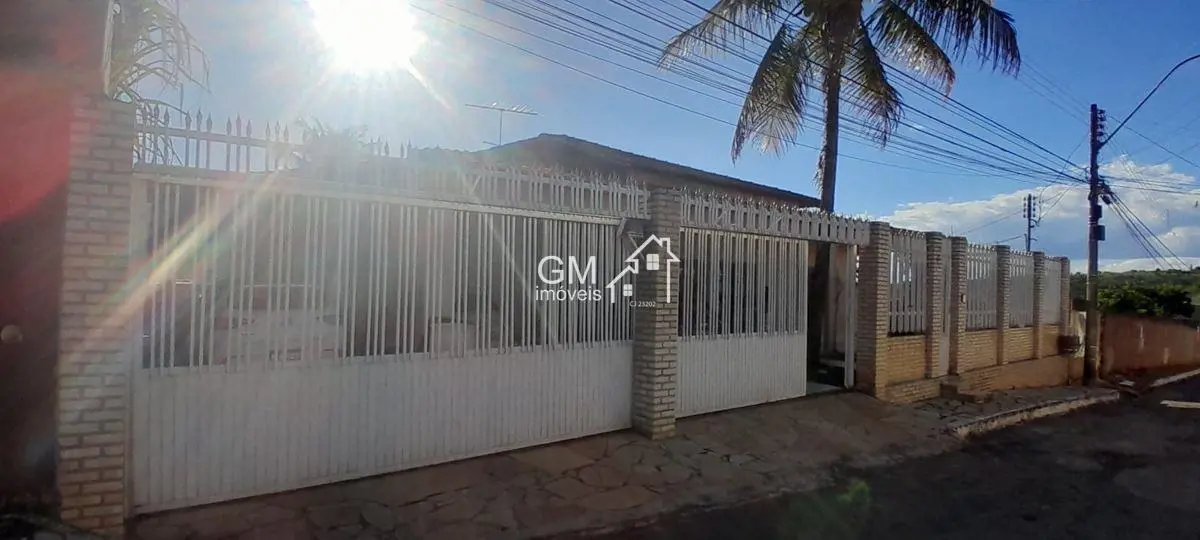 A GM Imóveis vende casa com localização privilegiada no Condomínio Serra Azul de...
