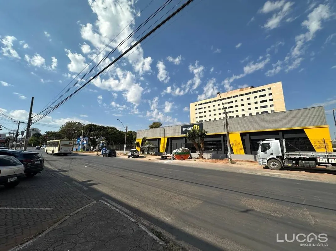 Loja de esquina, com 38m² de área privativa. Dispondo de um banheiro privativo e...