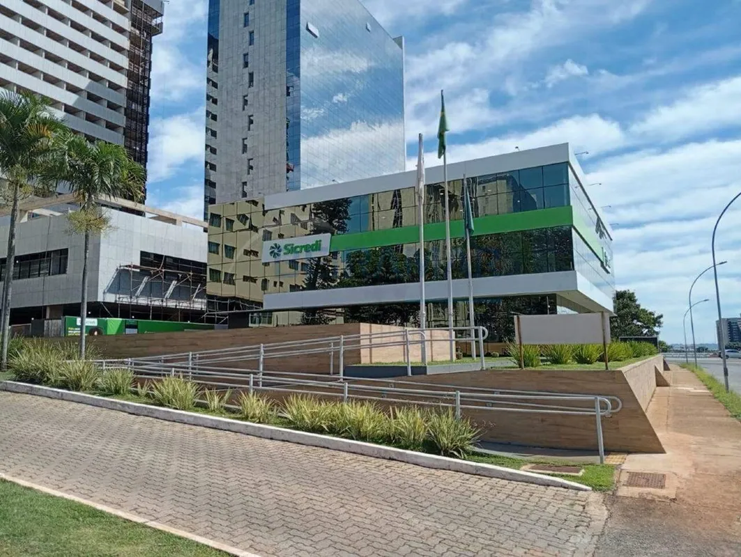 Espaço comercial no subsolo de 370 m², com 10 vagas de garagem, 2 banheiros, cop...