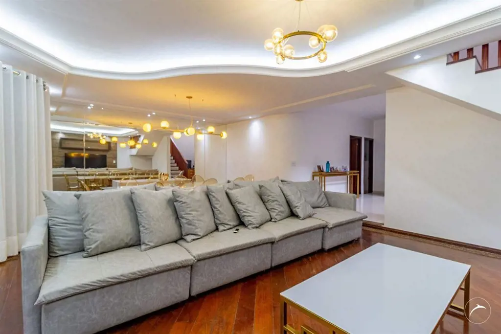Excelente Sobrado com 5 Quartos e Área Gourmet - Localização Privilegiada!Térreo...